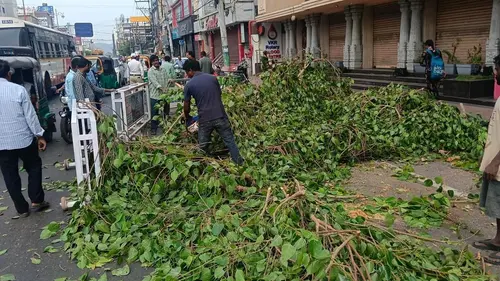Authentic publisher wire photograph: Very Severe Cyclone Arnab Nears Andhra Coast: Landfall Expected Near Yanam by October 28